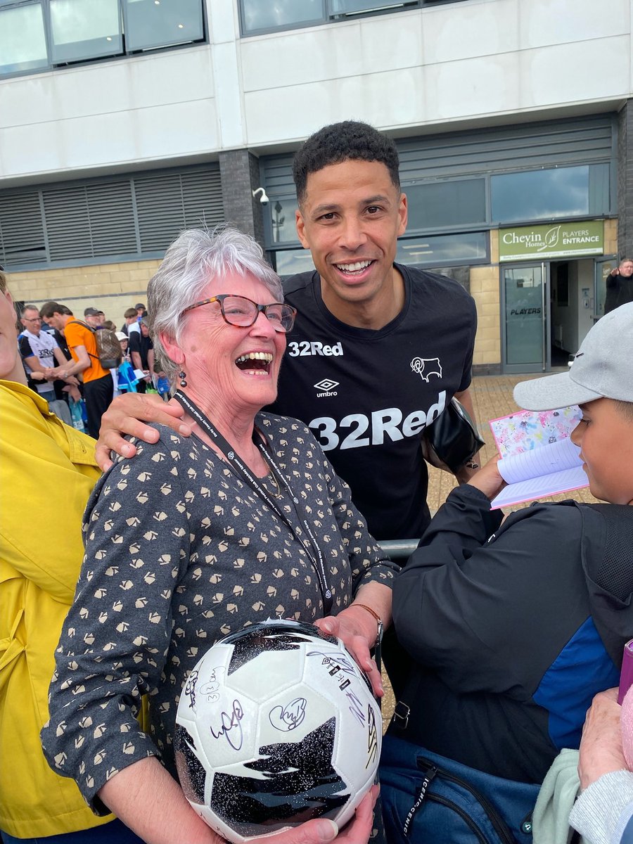 firetrxck_'s tweet photo. @TheCurtisDavies This photo says it all. A club legend. Thank you for everything!🤍🐏 https://t.co/3pZYKtXHHr