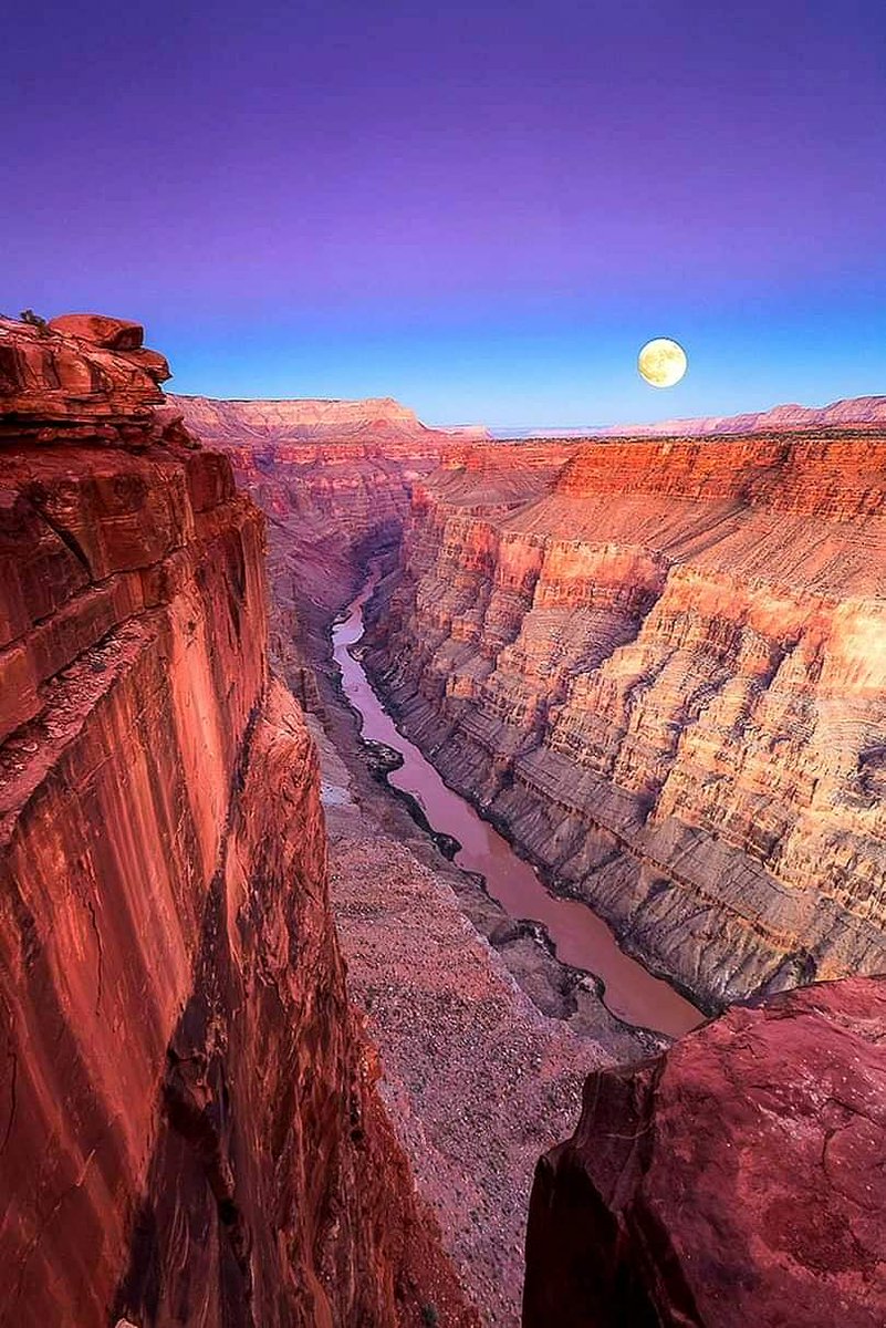 AkramKh30822324's tweet photo. Amazing view of a super moon above the Colorado river 😍 https://t.co/hMZJLaiI8k