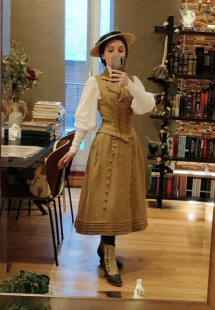 NipuniPlays's tweet photo. I got another edwardian set and it is my new favourite 😭💕 https://t.co/fRQe1mCZGb