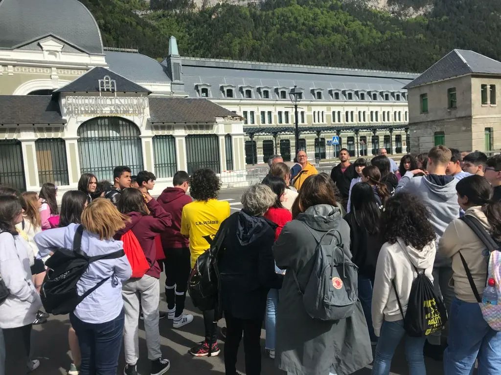 forocye's tweet photo. Ya están en Canfranc los 46 estudiantes y los 5 profesores que participan en este proyecto científico en el @labsubcanfranc. Gracias @iesdeluarca, @cpebboal, IES de Navia, IES de Tapia de Casariego e IES de Vegadeo por vuestra participación. Gracias, igualmente, @RenyPicot. https://t.co/Lf2nrSum4o