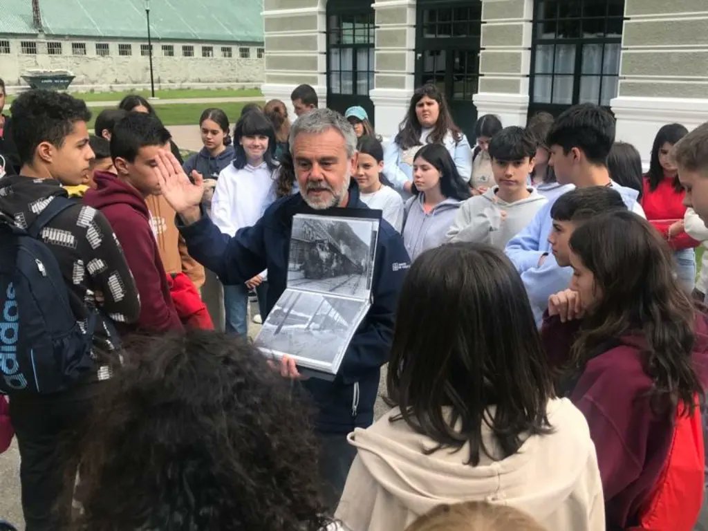 forocye's tweet photo. Ya están en Canfranc los 46 estudiantes y los 5 profesores que participan en este proyecto científico en el @labsubcanfranc. Gracias @iesdeluarca, @cpebboal, IES de Navia, IES de Tapia de Casariego e IES de Vegadeo por vuestra participación. Gracias, igualmente, @RenyPicot. https://t.co/Lf2nrSum4o