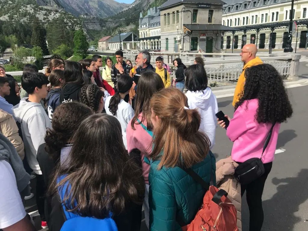 Ya están en Canfranc los 46 estudiantes y los 5 profesores que participan en este proyecto científico en el <a href="/labsubcanfranc/">Laboratorio Subterráneo de Canfranc</a>. Gracias <a href="/iesdeluarca/">IES Carmen y Severo</a>, <a href="/cpebboal/">CPEB Carlos Bousoño Boal</a>, IES de Navia, IES de Tapia de Casariego e IES de Vegadeo por vuestra participación. Gracias, igualmente, <a href="/RenyPicot/">Reny Picot</a>.