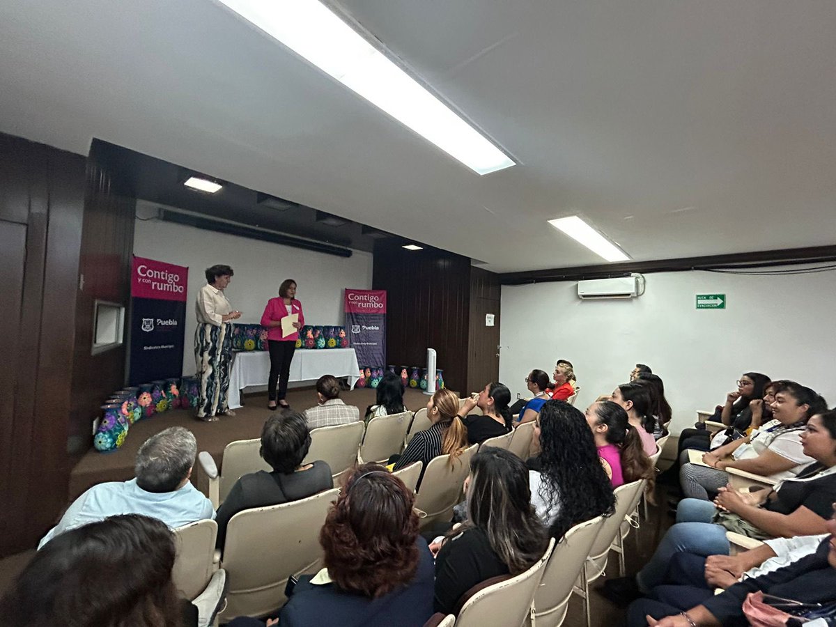 Lupitaarruba's tweet photo. Grandes enseñanzas nos dejó la conferencia “Si todo lo hago tan bien, ¿por qué me siento tan mal?”
Muchas gracias Marilupe Rodríguez @DProfesionMujer por compartir tus experiencias con las mamás de la Sindicatura Municipal 

#EnHilo 🧵 https://t.co/gGO43eoaNu