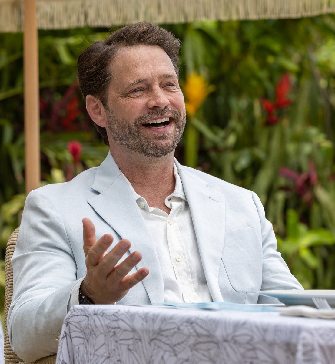 90210 fans: There's a familiar face heading to #FantasyIsland tonight, <a href="/Jason_Priestley/">Jason Priestley</a>. 👀