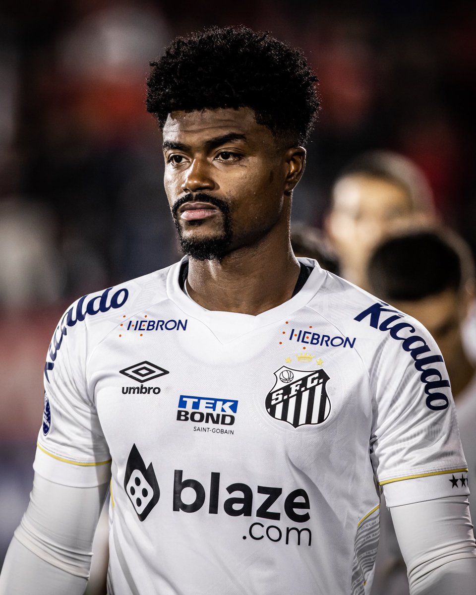 futebol_info's tweet photo. Operação Penalidade Máxima: o zagueiro Eduardo Bauermann, do Santos, aceitou uma proposta de R$ 50 mil para forçar um cartão amarelo no jogo contra o Avaí (2022) e não conseguiu cumprir o combinado.

Na rodada seguinte, contra o Botafogo, o jogador recebeu proposta para levar um cartão vermelho e foi expulso, segundo o Ministério Público.

🗞 @VEJA 
📸 Raul Baretta