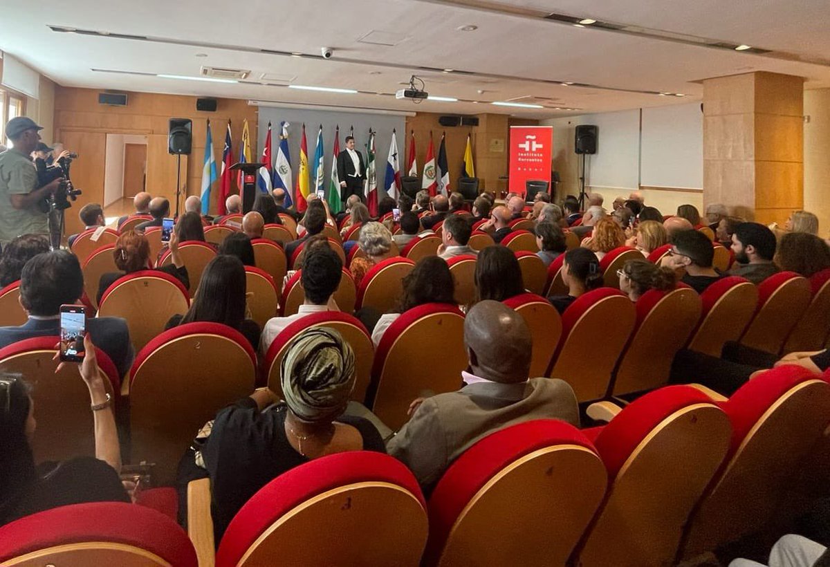 EESAenMarruecos's tweet photo. Exitosa participación del tenor salvadoreño @tenorsv durante la inauguración de la VII Semana de la Lengua Española en Rabat @IC_Rabat Esta iniciativa nos ha permitido promover el talento salvadoreño así como difundir nuestra cultura en el continente africano. #DiplomaciaCultural https://t.co/6tbq1Btj5E
