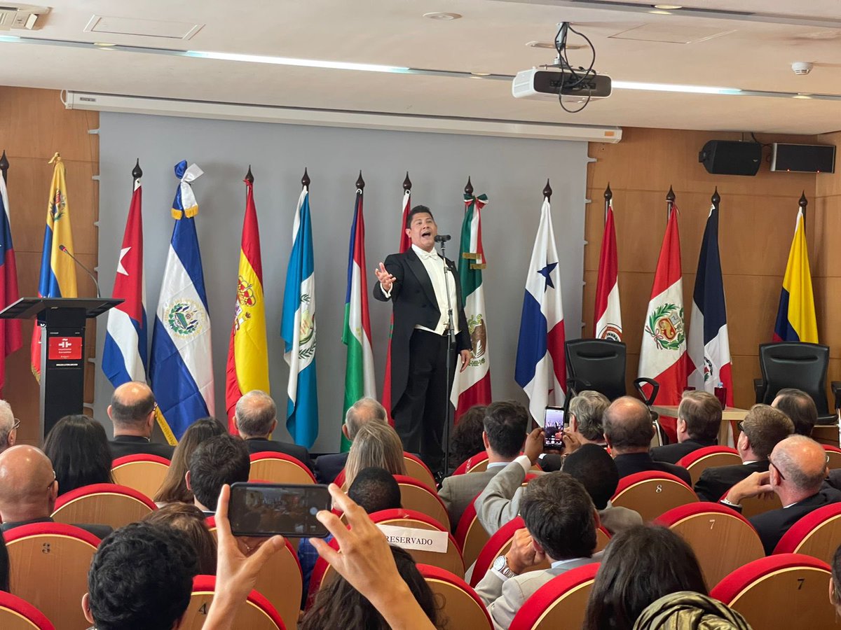 EESAenMarruecos's tweet photo. Exitosa participación del tenor salvadoreño @tenorsv durante la inauguración de la VII Semana de la Lengua Española en Rabat @IC_Rabat Esta iniciativa nos ha permitido promover el talento salvadoreño así como difundir nuestra cultura en el continente africano. #DiplomaciaCultural https://t.co/6tbq1Btj5E