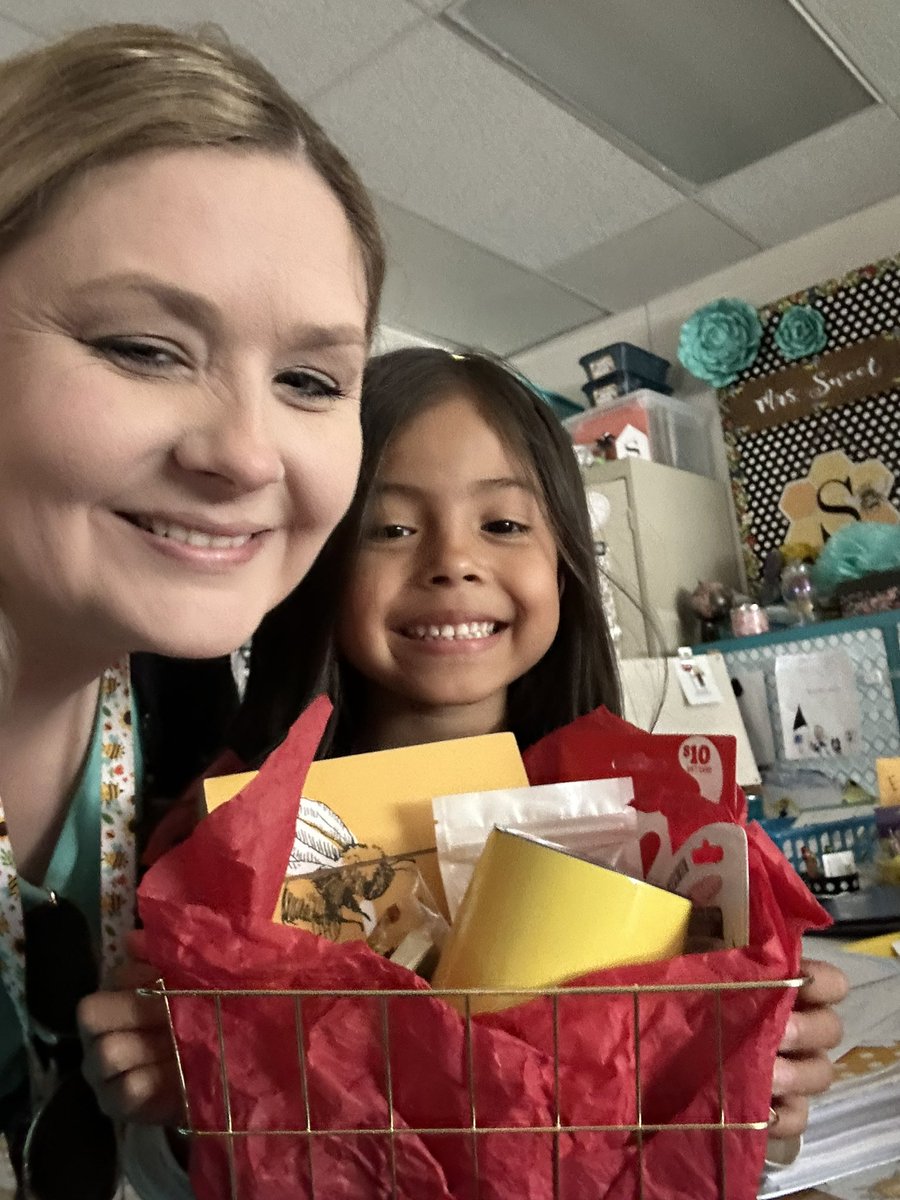 mrssweetbees's tweet photo. This sweet basket from this sweet friend ❤️🎉 @BretHarteSchool https://t.co/EbhNK9Tui2