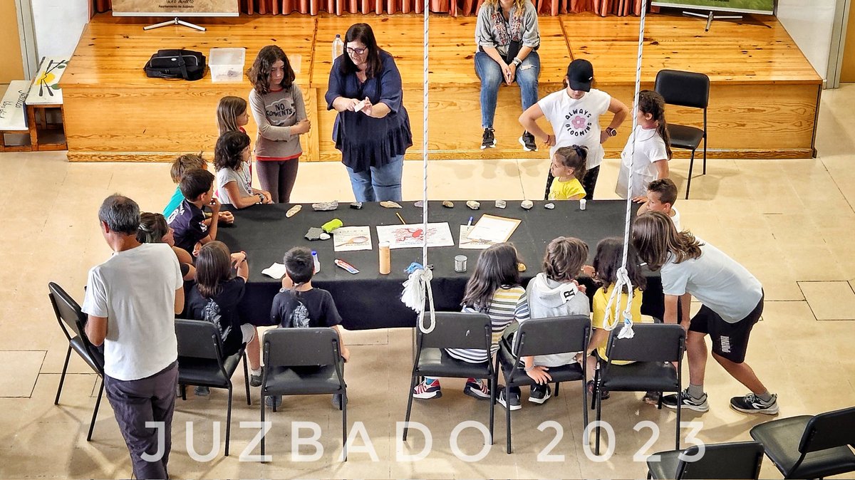 Museodelafalla's tweet photo. Mercedes Suárez, catedrática de la #Usal, nos introduce en el mundo de los #minerales y su aplicación en el día a día. Agradecemos su presencia en #Juzbado y el entusiasmo e interés de todos los asistentes. #Museodelafalla #juzbado2023 #geologiaaplicada https://t.co/HKFV7lRaVq