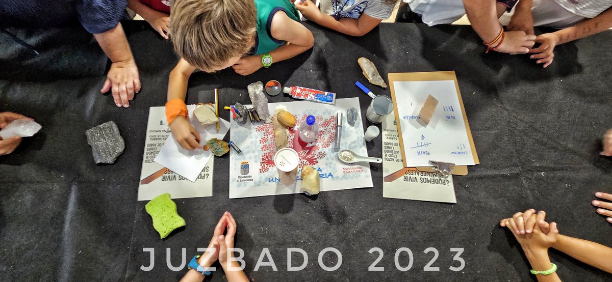 Museodelafalla's tweet photo. Mercedes Suárez, catedrática de la #Usal, nos introduce en el mundo de los #minerales y su aplicación en el día a día. Agradecemos su presencia en #Juzbado y el entusiasmo e interés de todos los asistentes. #Museodelafalla #juzbado2023 #geologiaaplicada https://t.co/HKFV7lRaVq