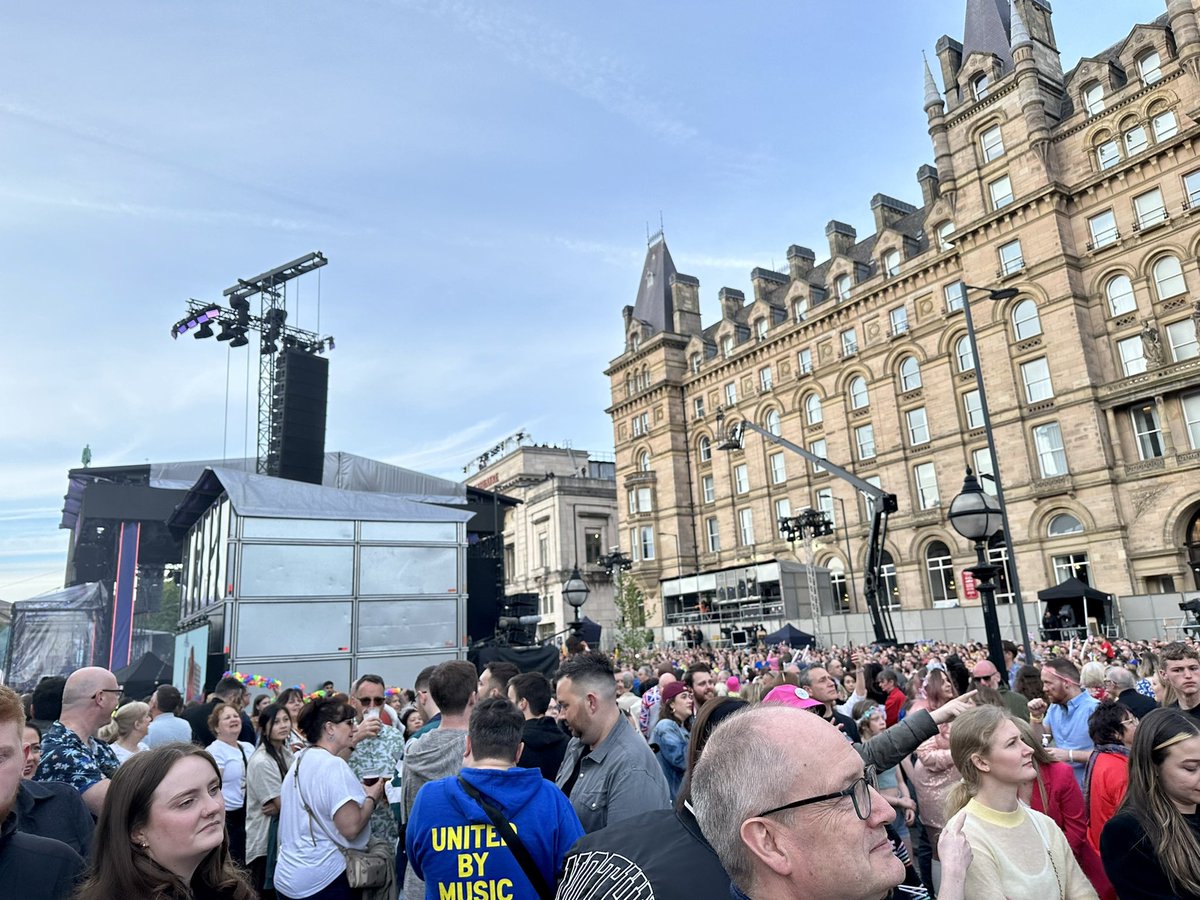 RyanLGerrard's tweet photo. #BigEurovisionWelcome 💙💛 https://t.co/wUfDVvxesV