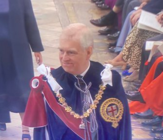 nomoremonarchs's tweet image. Time to talk!
The coronation was a turning point. Costly. Archaic. Elitist. Wrongful arrests.
Fence-sitters are turning republican. The indifferent are now interested.
So speak out! Tell friends & coworkers why it's important to #AbolishTheMonarchy.
#NotMyKing #ConANation