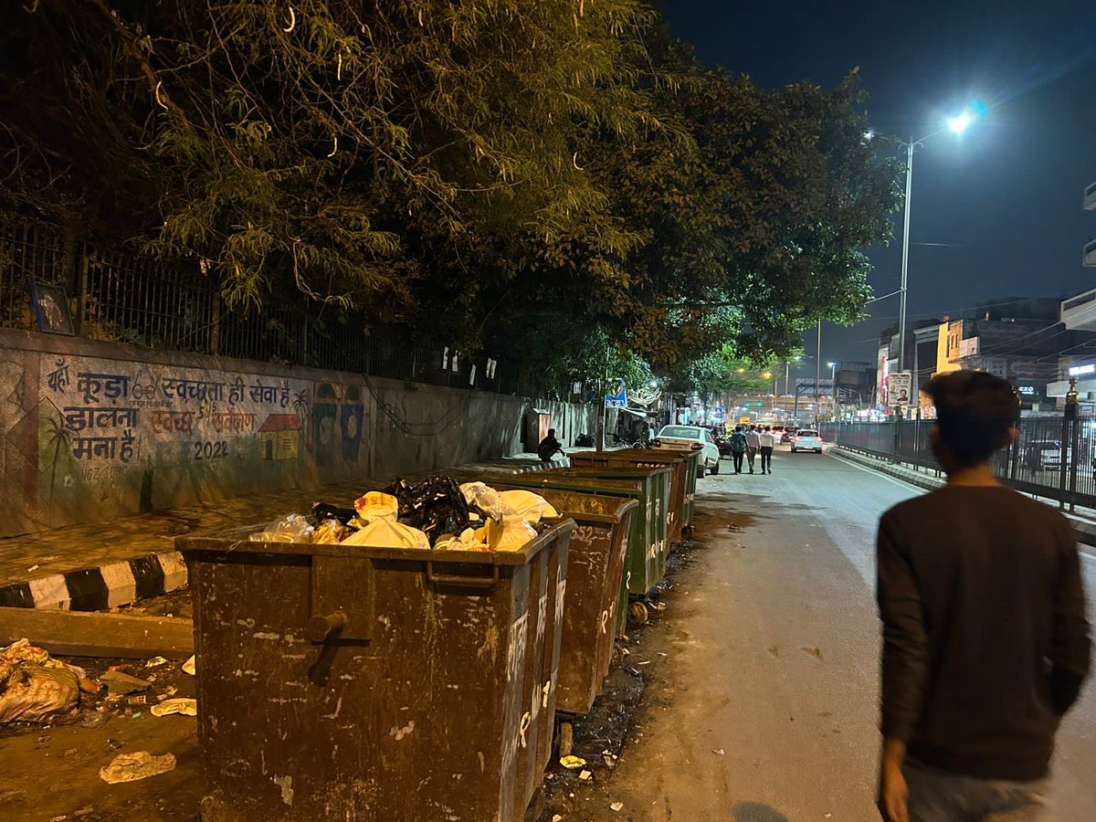 SharmaYuv1's tweet photo. This is the road which leads to Mahipalpur red light from Mehrauli. Exact location: Government Boy's Senior Secondary School, Mahipalpur.

Everyone who pass through this small section of the road has to hold his/her breath because of it's ridiculous and unbreathable smell
contt.. https://t.co/J4oD5TIrk6