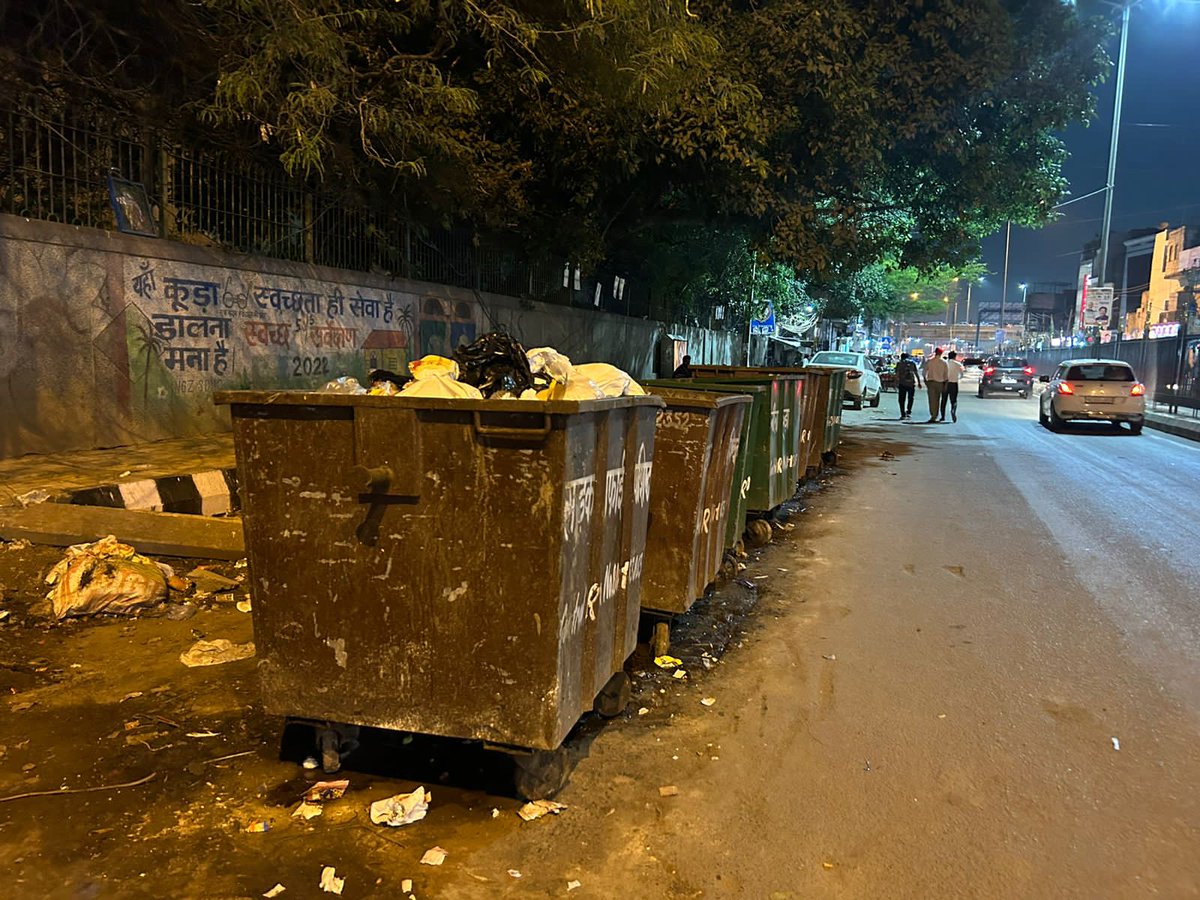 SharmaYuv1's tweet photo. This is the road which leads to Mahipalpur red light from Mehrauli. Exact location: Government Boy's Senior Secondary School, Mahipalpur.

Everyone who pass through this small section of the road has to hold his/her breath because of it's ridiculous and unbreathable smell
contt.. https://t.co/J4oD5TIrk6