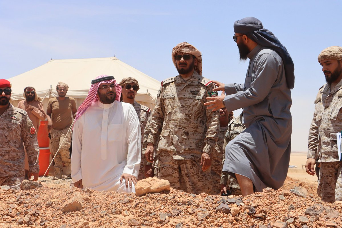 قائد القوات المشتركة الفريق أول ركن مطلق بن سالم الأزيمع يتفقد أحد ألوية الفرقة الأولى من قوات درع الوطن الواقع في منطقة الوديعة.

-