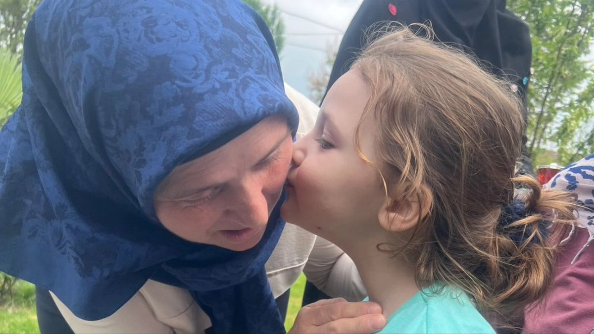 İl kadın kolları başkanımız Yasemin TURAN,ilçe koordinatörümüz Şüheda YILMAZ ile birlikte Büyükesence mahallemizde birbirinden kıymetli hanımlar ile bir araya gelerek sohbet ettik.Misafirperverlikleri içinbizleri ağırlayan Havva Hanım'a ve kıymetli hanımlarımıza teşekkür ederiz.