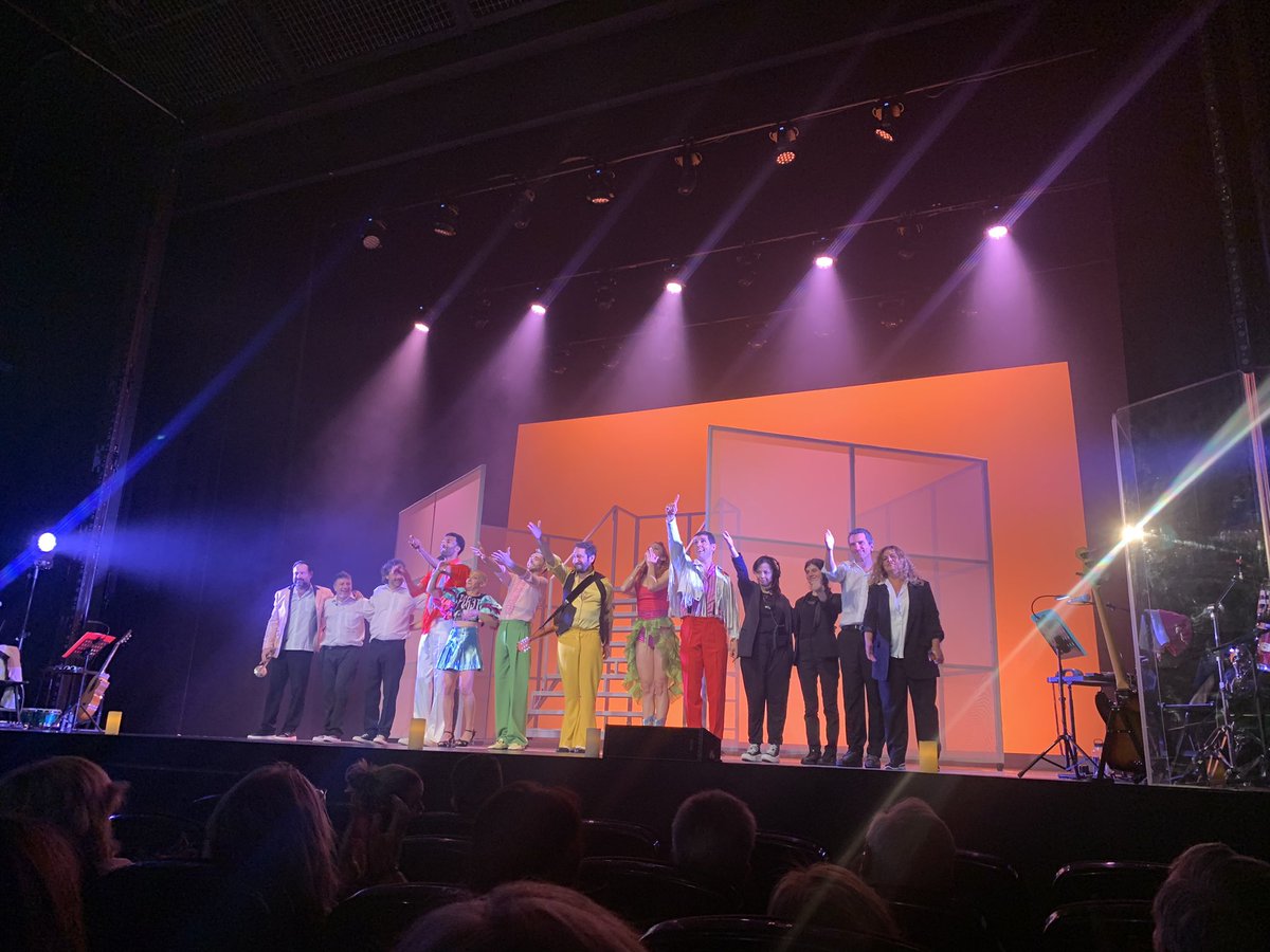 Joan Trias (@joantrias_) on Twitter photo Un homenatge a la música, als sentits, a la vida i a la rumba! Així és #Chakapum al <a href="/teatrevictoria/">Teatre Victòria</a> una bogeria de dues hores de riure, nostàlgia i molt ventilador sense parar. Actorassos, ballarins i músics al 200% per demostrar que el musical fet a casa també és qualitat. Un homenatge a la música, als sentits, a la vida i a la rumba! Així és #Chakapum al <a href="/teatrevictoria/">Teatre Victòria</a> una bogeria de dues hores de riure, nostàlgia i molt ventilador sense parar. Actorassos, ballarins i músics al 200% per demostrar que el musical fet a casa també és qualitat.