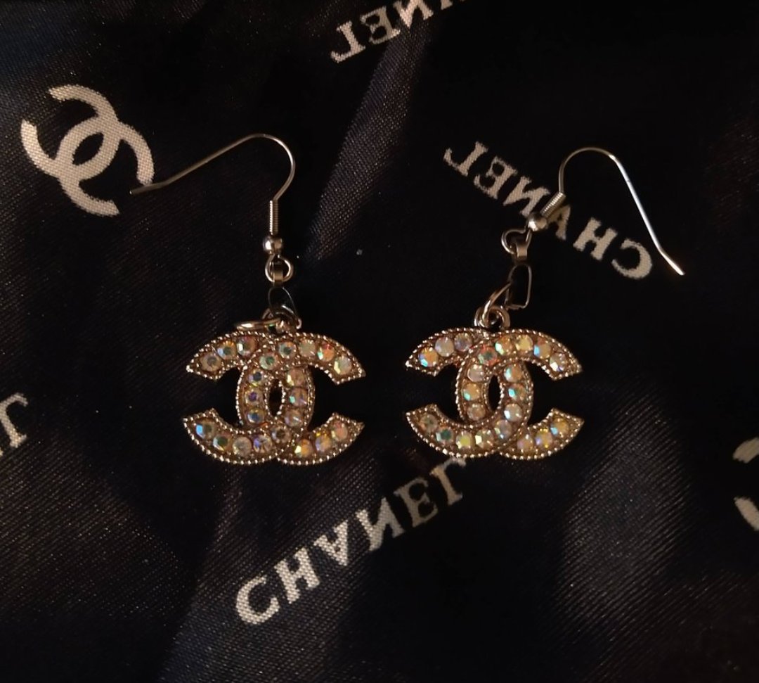 PotLuckQueen420's tweet photo. Original and #vintage #Gucci and #ChanelDeCoco zipper pulls turned into #earrings #forsale $75-$95 willing to haggle price https://t.co/vkePYIgCoK