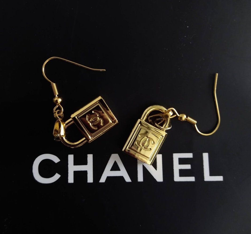 PotLuckQueen420's tweet photo. Original and #vintage #Gucci and #ChanelDeCoco zipper pulls turned into #earrings #forsale $75-$95 willing to haggle price https://t.co/vkePYIgCoK