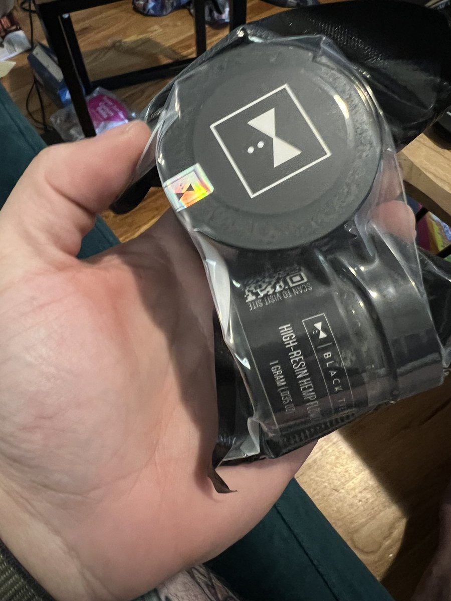 #blacktiecbd has some nice packaging. Will report back later. Also like the little note about the farm bill that’s sweet.