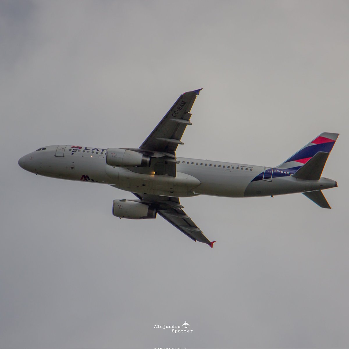 El A320 de LATAM <a href="/LATAMAirlines/">LATAM Airlines</a>
Matrícula: CC-BAM
📸: Canon 18-135mm