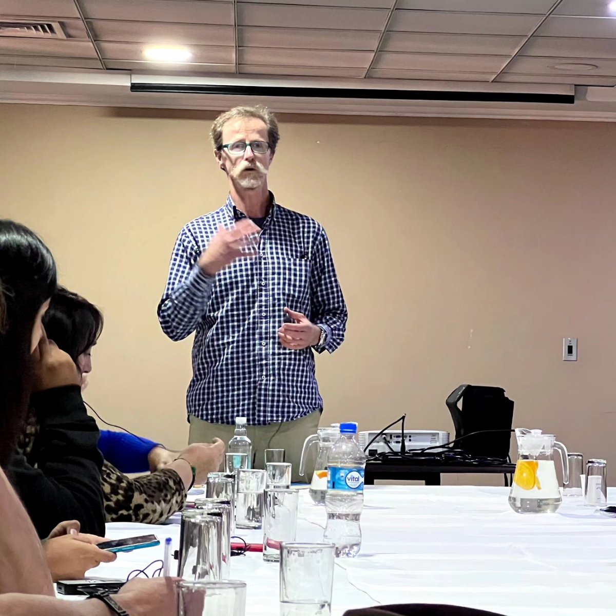 OPSAL_'s tweet photo. El agricultor e integrante de #OPSAL, Rudecindo Espíndola, junto a organizaciones de la región de Antofagasta se reunieron en Calama con el Relator de DDHH y Medio Ambiente ONU, David Boyd, donde abordaron la problemática de los proyectos mineros de litio y cobre en salares. https://t.co/y17Nbntfio