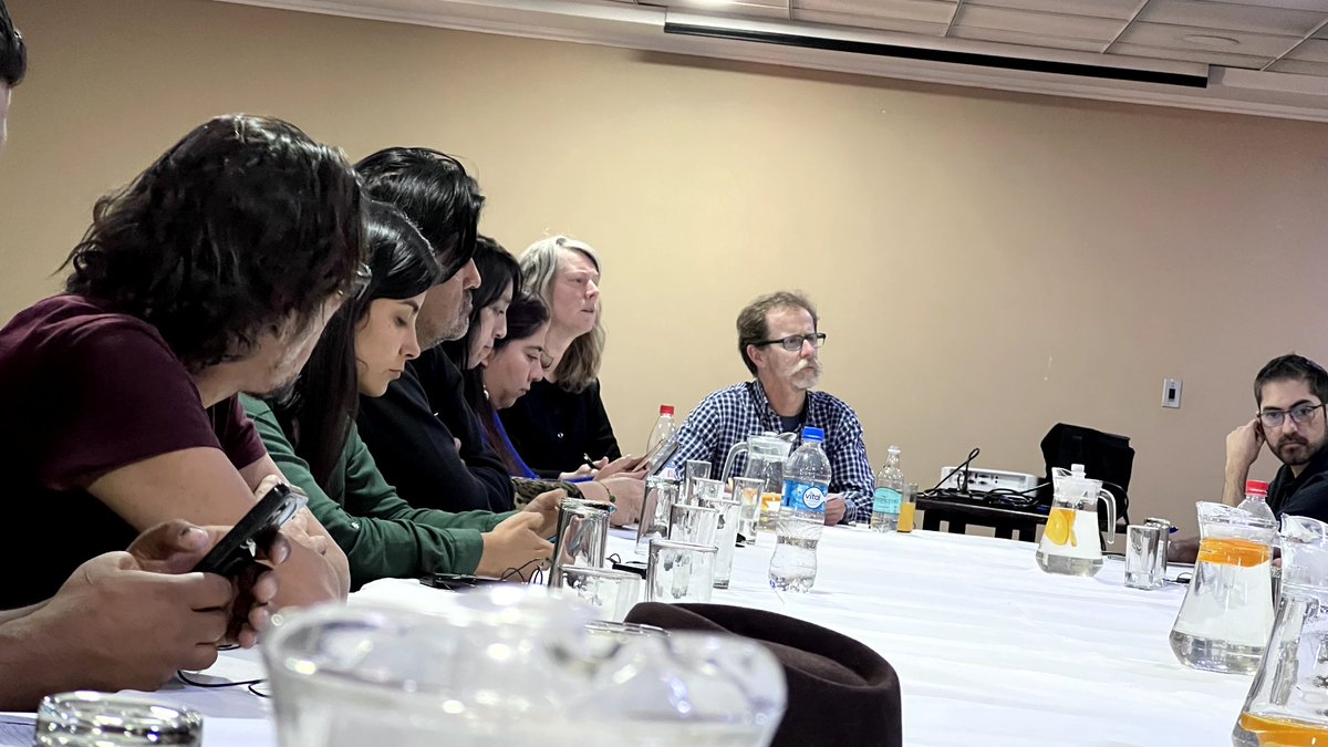 OPSAL_'s tweet photo. El agricultor e integrante de #OPSAL, Rudecindo Espíndola, junto a organizaciones de la región de Antofagasta se reunieron en Calama con el Relator de DDHH y Medio Ambiente ONU, David Boyd, donde abordaron la problemática de los proyectos mineros de litio y cobre en salares. https://t.co/y17Nbntfio