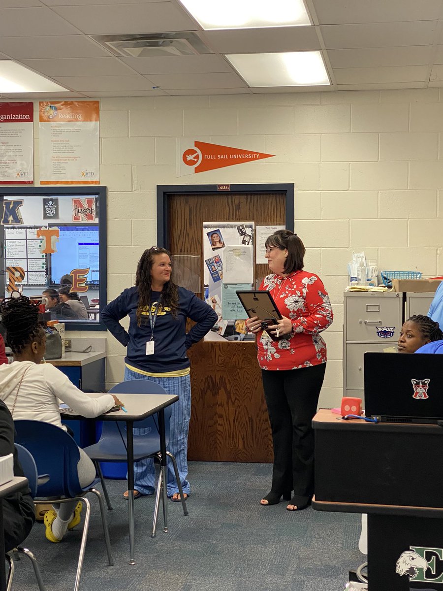 susank_souza's tweet photo. #ProjectAppreciation at @lehighsenior today!  Brought tears to my eyes. ♥️ Happy Teacher Appreciation Week to all - especially these four! 👇 👏💙⚡️#teacherappreciation https://t.co/pBqBzJgoXe
