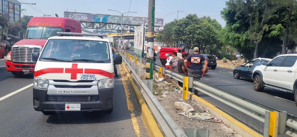 AztecaNoticiaGT's tweet photo. Un vehículo quedó volcado en el kilómetro 15 de la ruta a el Pacífico, en jurisdicción de Villa Nueva, paramédicos de Cruz Roja Guatemalteca, trasladaron al conductor al IGSS de Amatitlán.

Vía: @MarlonH_of https://t.co/P9OO4wBIDq