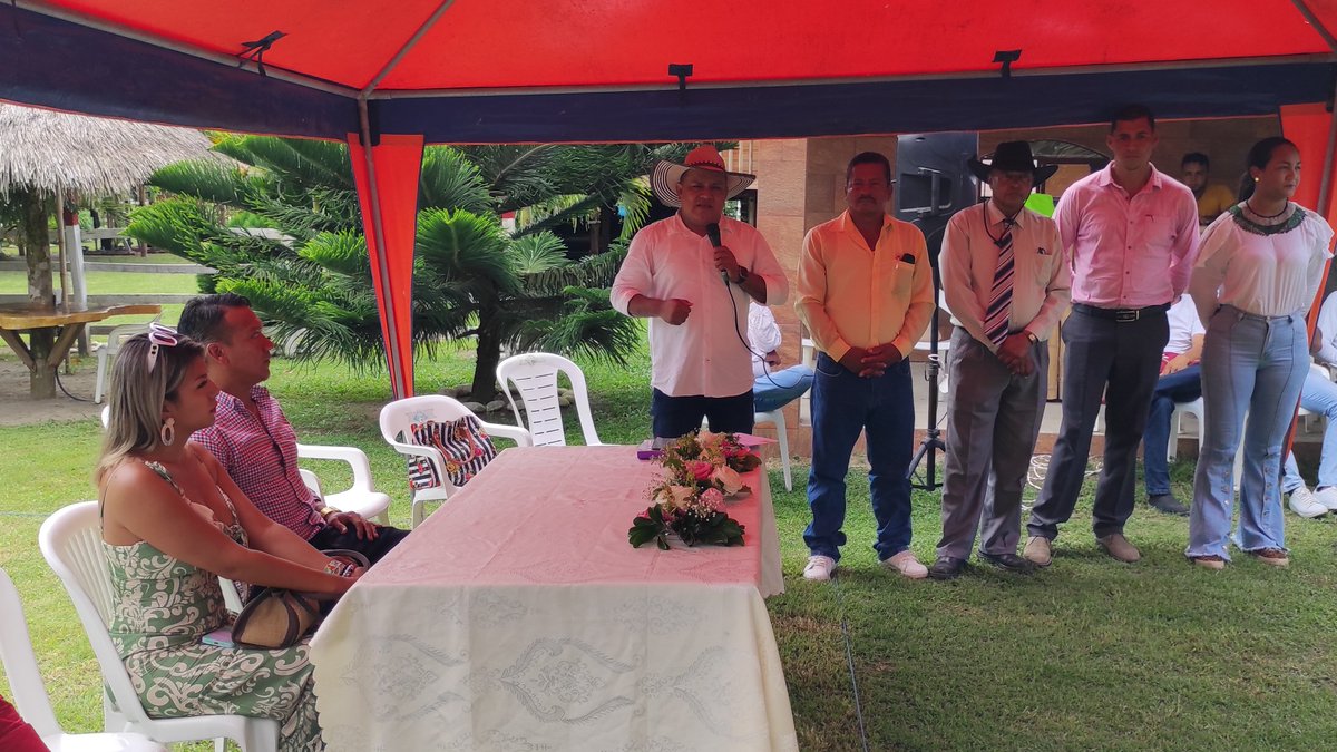 PuebloMontubioE's tweet image. En Esmeraldas// En presencia de autoridades de la provincia, presidentes de organizaciones campesinas y autodefinidos se eligió y posicionó al Sr. #NelsonVelasco @NelsonV13587932 cómo presidente de #PuebloMontubioEsmeraldas en la ciudad de Atacames.

@GoberEsmeralda1