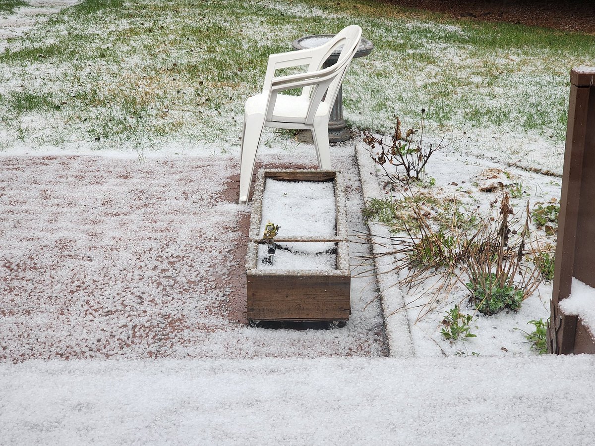 Lots of pea size hail in South Calgary #abstorm #yycstorm <a href="/GlobalCalgary/">Global Calgary</a> <a href="/IAmJodiHughes/">Jodi Hughes</a>