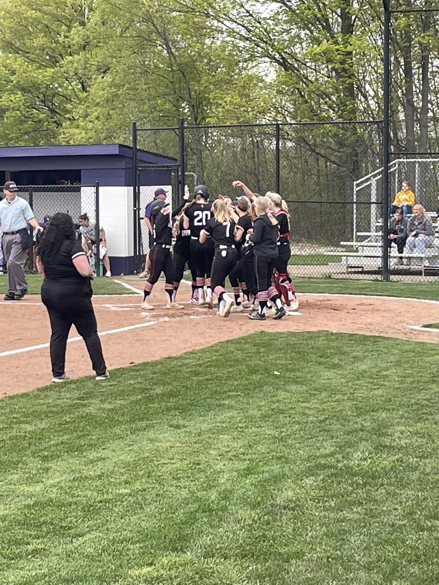 divinechildsb's tweet photo. Game 1 DC 13 St.Catherine’s 0
@JessicaN2025 got the W and went deep in the 4th inning. @savinaolada added a HR of her own in the 5th. Several DC players had multiple hits
@DivineChildAthl https://t.co/dS5iM6arzW