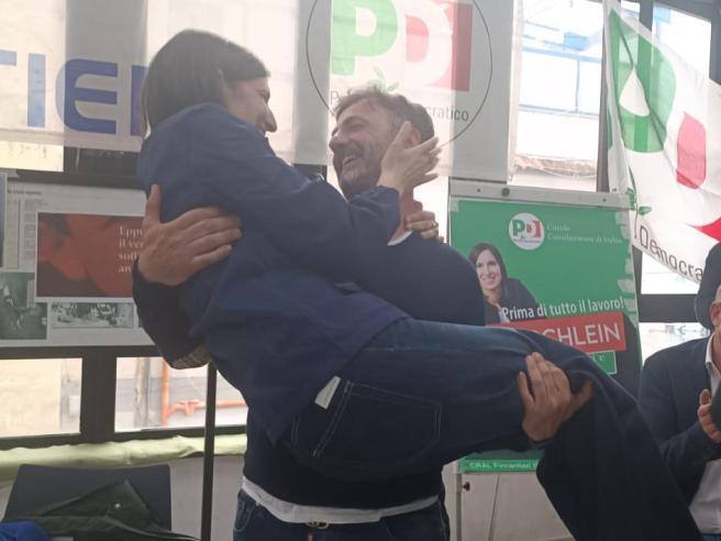 ultimora_pol's tweet photo. Elly #Schlein, dalla Fincantieri di Castellammare di Stabia, a #DeLuca: “Non sono la Bellucci ma come Marilyn gli mando un happy birthday mister president”.
E un operaio la prende in braccio per richiamare quando Benigni prese in braccio Berlinguer nel 1983.

@ultimora_pol https://t.co/9jE3pyHCNj