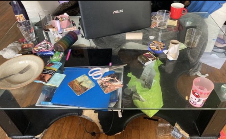 EX0RCISME's tweet photo. Moment photo du quotidien TW moisissure : 

Photo 1: la table en sachant que y a pire et oui d’hab y a de la drogue dure 
Photo 2: la pâte à crêpe de 1 mois 💀
Photo 3: la peau de banane qui se demande c’qu’elle fout là 
Photo 4: RIZ DE 1 MOIS 💀💀 https://t.co/OeyW2ZBtyx