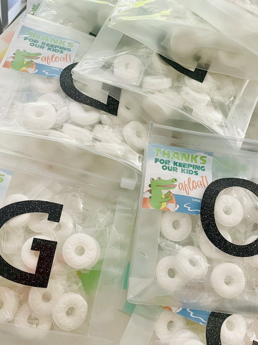 GESGatorPTO's tweet photo. Thanks for keeping our kids afloat @GESGATOR staff! 🛟 
Make sure to check baggage claim - aka your mailbox - for a goodie bag to begin your trip! Grab a sticker or 2 from the table, too 🧳🧳🧳 https://t.co/jgY6bIuL75