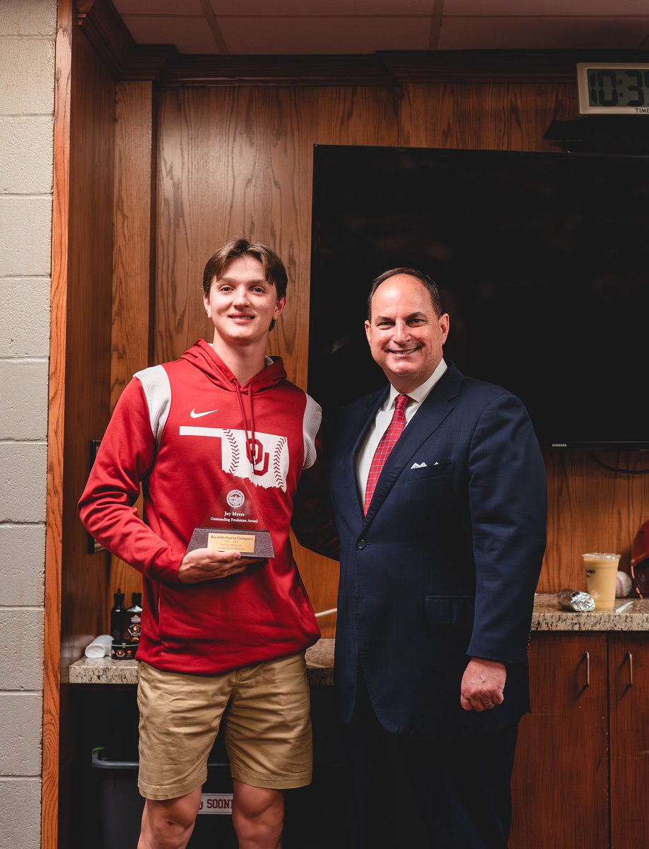 OU_Baseball's tweet image. 𝐎𝐮𝐭𝐬𝐭𝐚𝐧𝐝𝐢𝐧𝐠 𝐒𝐭𝐮𝐝𝐞𝐧𝐭-𝐀𝐭𝐡𝐥𝐞𝐭𝐞𝐬

@Rocco_Garza_G - Jay Myers Outstanding Freshman 

@wallaceclark7 - Dan Gibbens Scholar Athlete of the Year 

@kendall_pettis - AD’s Leadership Award

#COMPETE | #OB4U