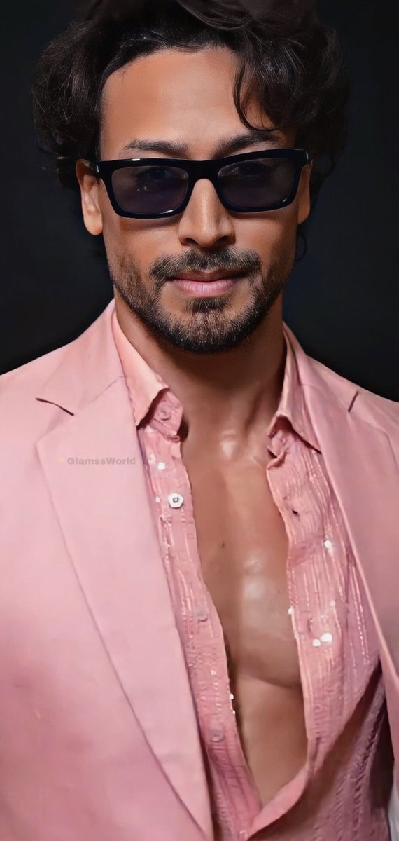 Tigerstannn's tweet photo. Obsessed Of This Look! 

#TigerShroff https://t.co/R1EvrFTI77