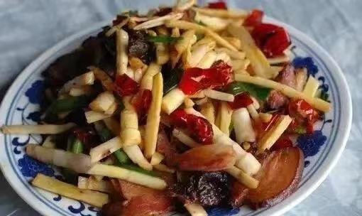 HiShangrao's tweet photo. it is the season to eat bamboo shoots🤩🤩🤩🤩
I used to dig for bamboo shoots when I was a kid😂
you know Chinese people have a deep love for food😍😍
Which bamboo shoots of Chinese dinnerdo you like🤔
#food  #nature #Chinesedinner
Pandas love them too😜😜😜 https://t.co/vvdRtINVVB