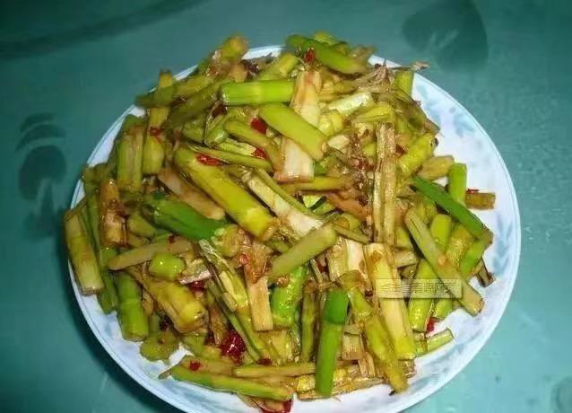 HiShangrao's tweet photo. it is the season to eat bamboo shoots🤩🤩🤩🤩
I used to dig for bamboo shoots when I was a kid😂
you know Chinese people have a deep love for food😍😍
Which bamboo shoots of Chinese dinnerdo you like🤔
#food  #nature #Chinesedinner
Pandas love them too😜😜😜 https://t.co/vvdRtINVVB