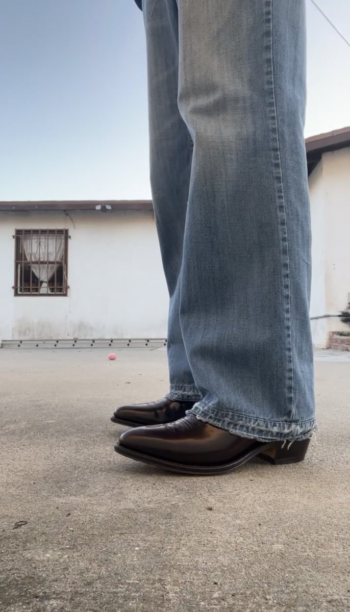 notmrblue's tweet photo. new boots goofin https://t.co/UWuC6PgRpT