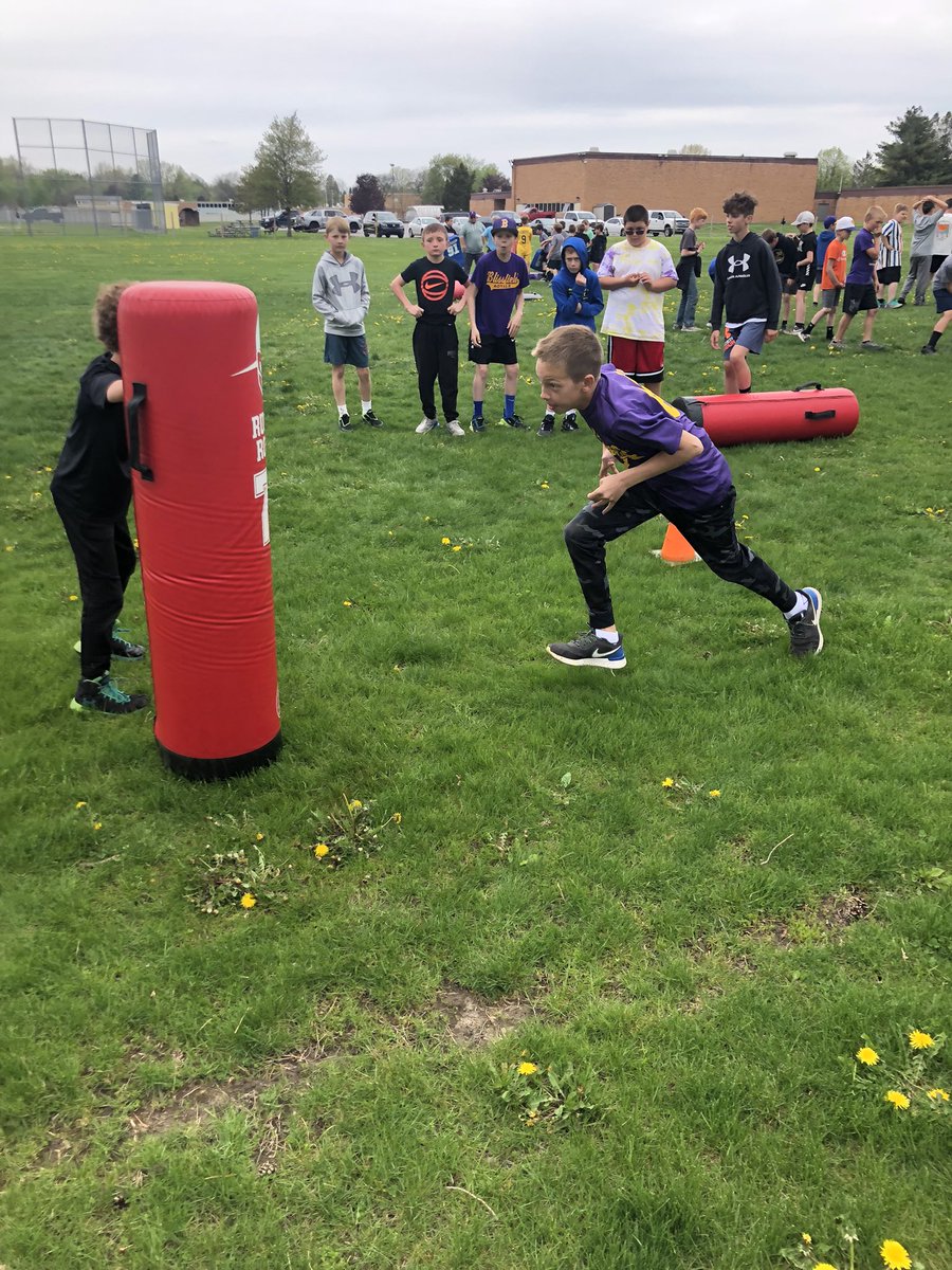 coach_Love1412's tweet photo. Day one of Blissfield Football Futures 2023 is in the books 🏈 #RoyalPride #FutureRoyals #RaiseEmUp https://t.co/5KksTnNy0n