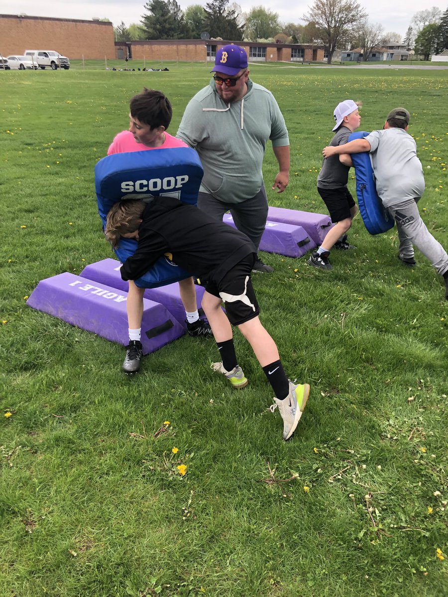 coach_Love1412's tweet photo. Day one of Blissfield Football Futures 2023 is in the books 🏈 #RoyalPride #FutureRoyals #RaiseEmUp https://t.co/5KksTnNy0n