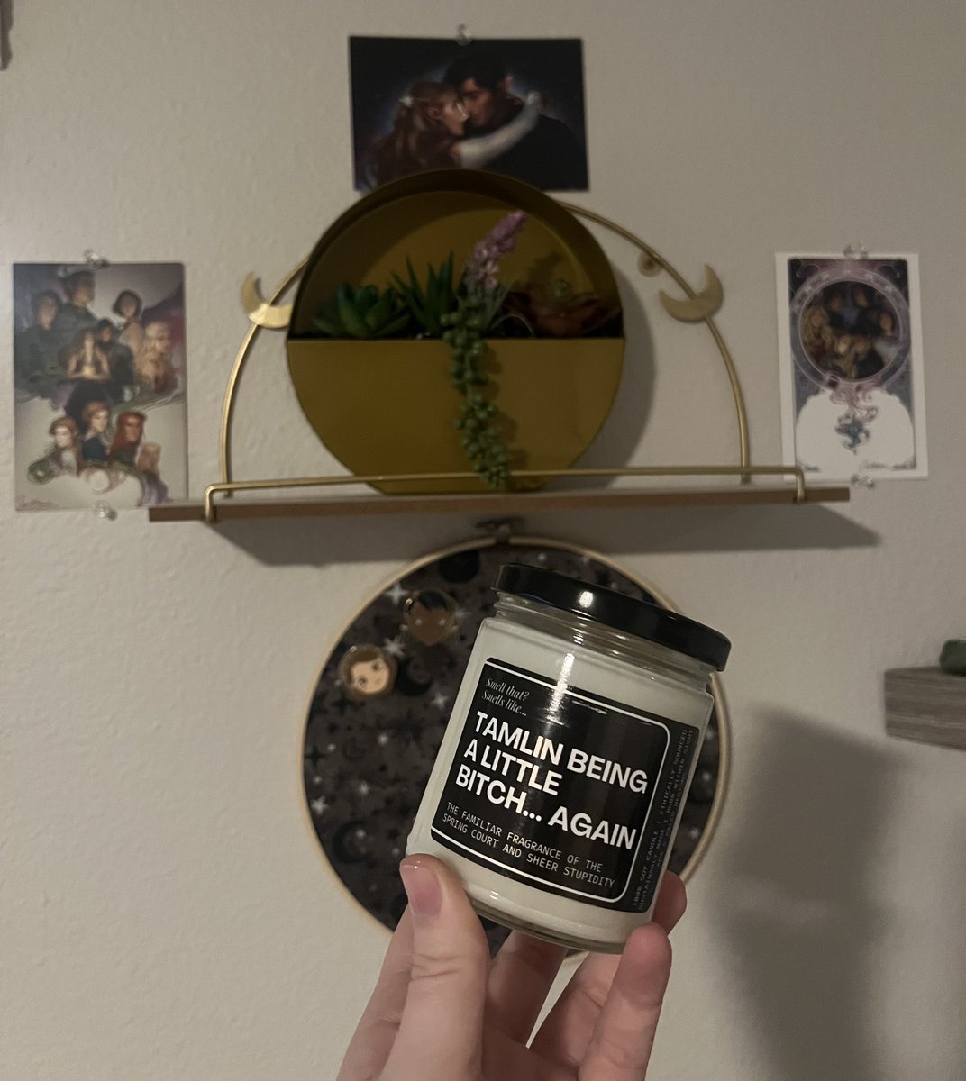 UriOnThinIce's tweet photo. My sister got me quite possibly the funniest candle I’ve ever seen and I’m DYING 🤣🤣 it smells of sea salt and orchid and is absolutely divine #acotar #tamlin #springcourt #nightcourt (gorgeous postcards by @charliebowater) https://t.co/aTv9lfgqOV