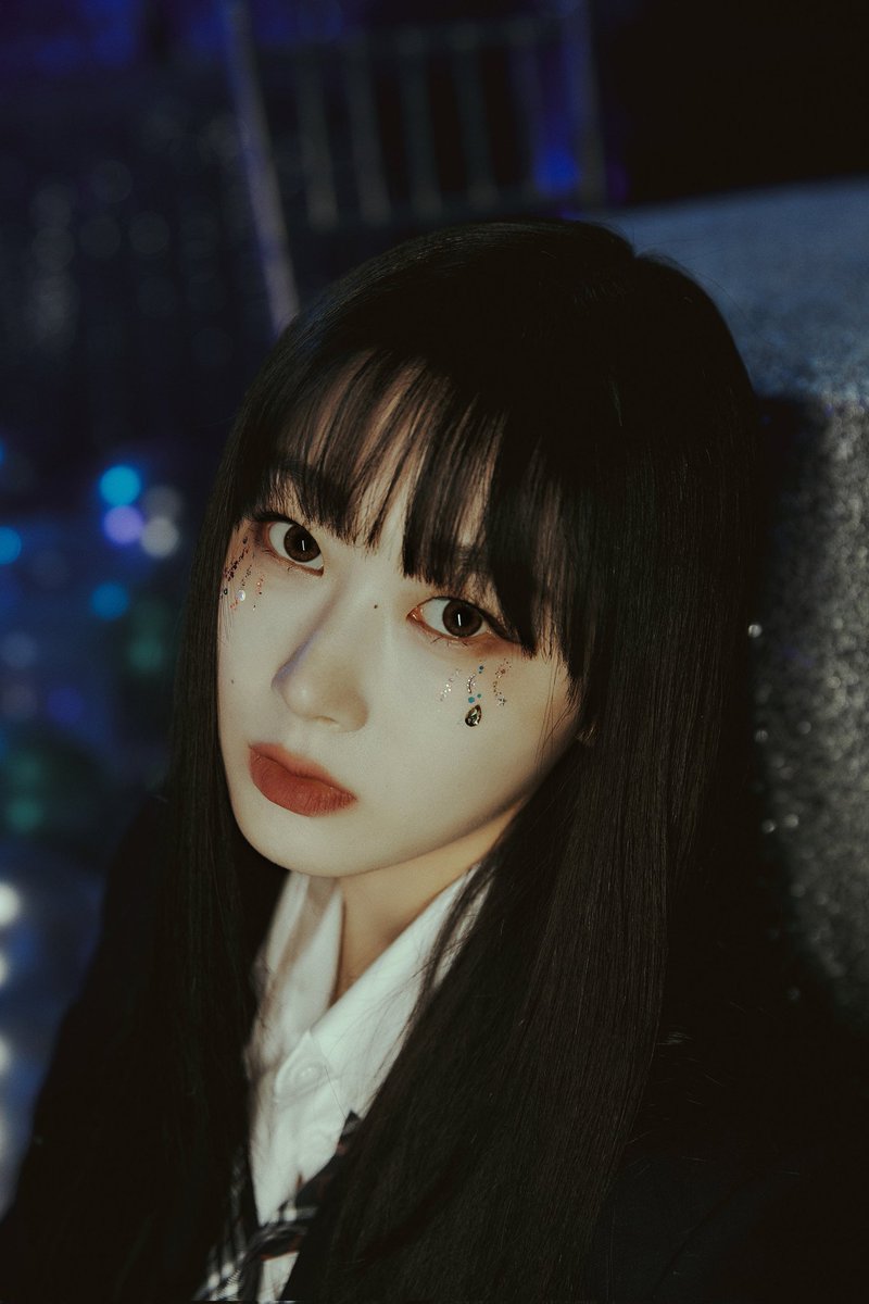 zkyujin's tweet photo. ✿…/ Amidst the: I’m Unhappy realm, “나만 빼고 행복해 but I’m not okay.” There doth exist little miss o’ exquisite charm whose radiance and beauty doth shine like a beacon in the darkness, and whose very presence doth bring solace to the troubled souls who dwell therein. https://t.co/T6orNp0NZR