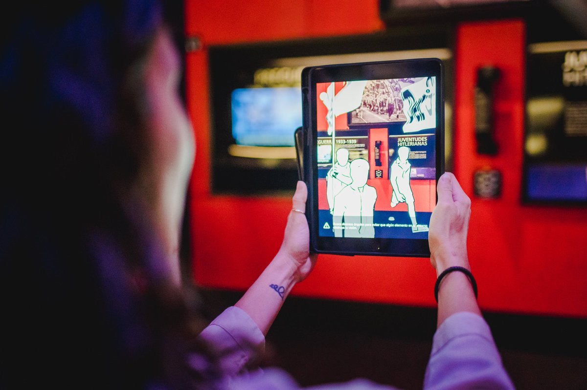 Acompañados de la Subsecretaria <a href="/labespalova/">Marina Núñez Bespalova</a> y la Secretaria <a href="/ccurieldeicaza/">Claudia Curiel de Icaza</a> , impulsamos el uso de #RealidadAumentada para innovar en el ámbito cultural y educativo, a través de este gran proyecto con el <a href="/MuseoMyT/">Museo Memoria y Tolerancia</a> . Esta tecnología ofrece experiencias más participativas.