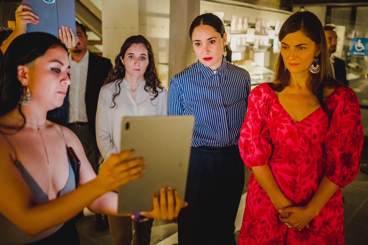 GlendaMi's tweet photo. Acompañados de la Subsecretaria @labespalova y la Secretaria @ccurieldeicaza , impulsamos el uso de #RealidadAumentada para innovar en el ámbito cultural y educativo, a través de este gran proyecto con el @MuseoMyT . Esta tecnología ofrece experiencias más participativas. https://t.co/qaeMFi9p3l