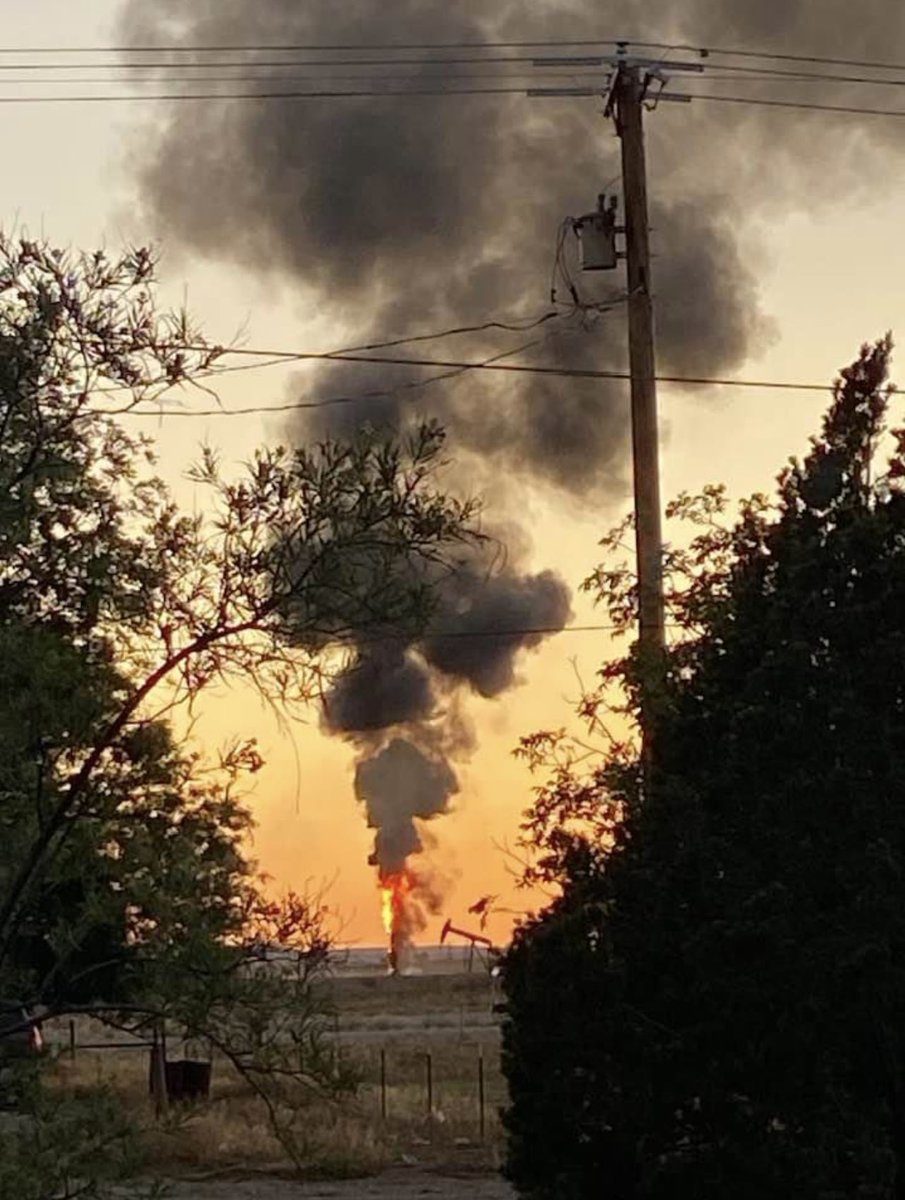 KayleyShoup's tweet photo. Just another day in paradise (aka the Permian Basin) Apparently flames were shooting from the ground! So that’s cool🙃🫠 https://t.co/80MgtAWZBa