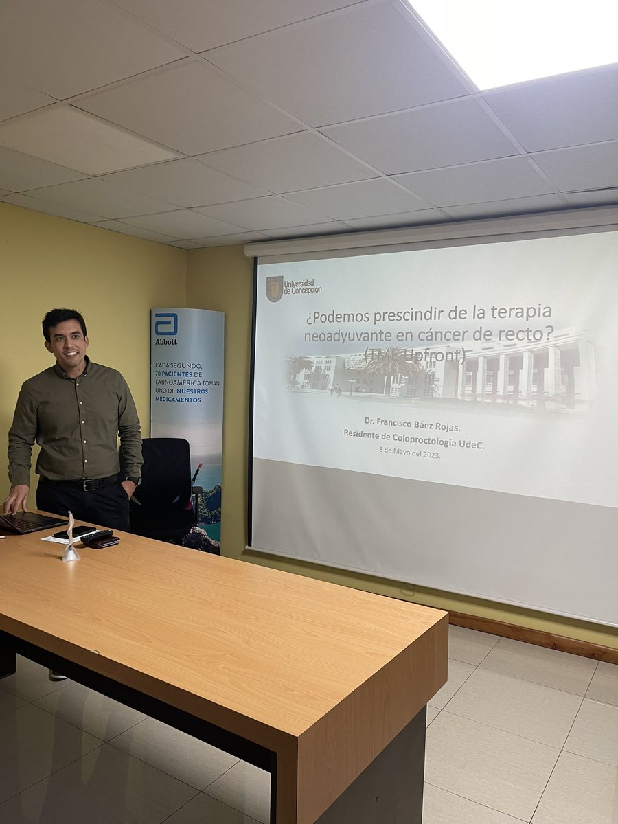 Dr. Francisco Báez, residente de coloproctología UdeC, exponiendo sobre la correcta indicación de neoadyuvancia en pacientes con cáncer de recto Estadio III