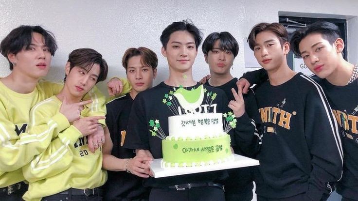 ipraxwwg7's tweet photo. ถ้าไม่มี GOT7 ก็คงไม่มี IGOT7 ในวันนี้ สุขสันต์วันเกิดนะคะเหล่านกน้อย รักและโอบกอดผู้ชายของเราไปนานๆนะคะ ส่วนเรื่องหยุมหัวกันก็เบาๆลงบ้าง5555

#HappyBirthdayIGOT7 
#HappyAhgaseDay https://t.co/u7ItzyjDyw