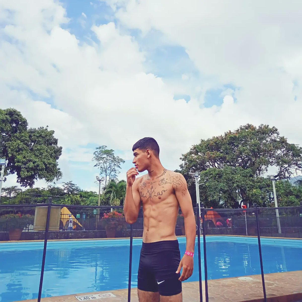 Victo_cantillo0's tweet photo. Y la queso jajaja mi prima creyéndose modelo al igual que yo que también me creo modelo 🤣 https://t.co/gW7hCqAXUT